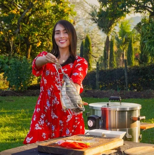 Mujer preparando comidas en barril para asar
